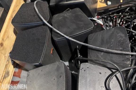 2012 JBL høytalere/ NEC MultiSync v321 monitorer. 