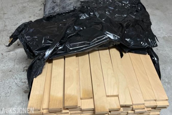 Palle med ca. 150 bjørkefolierte MDF-lister 2,4 m