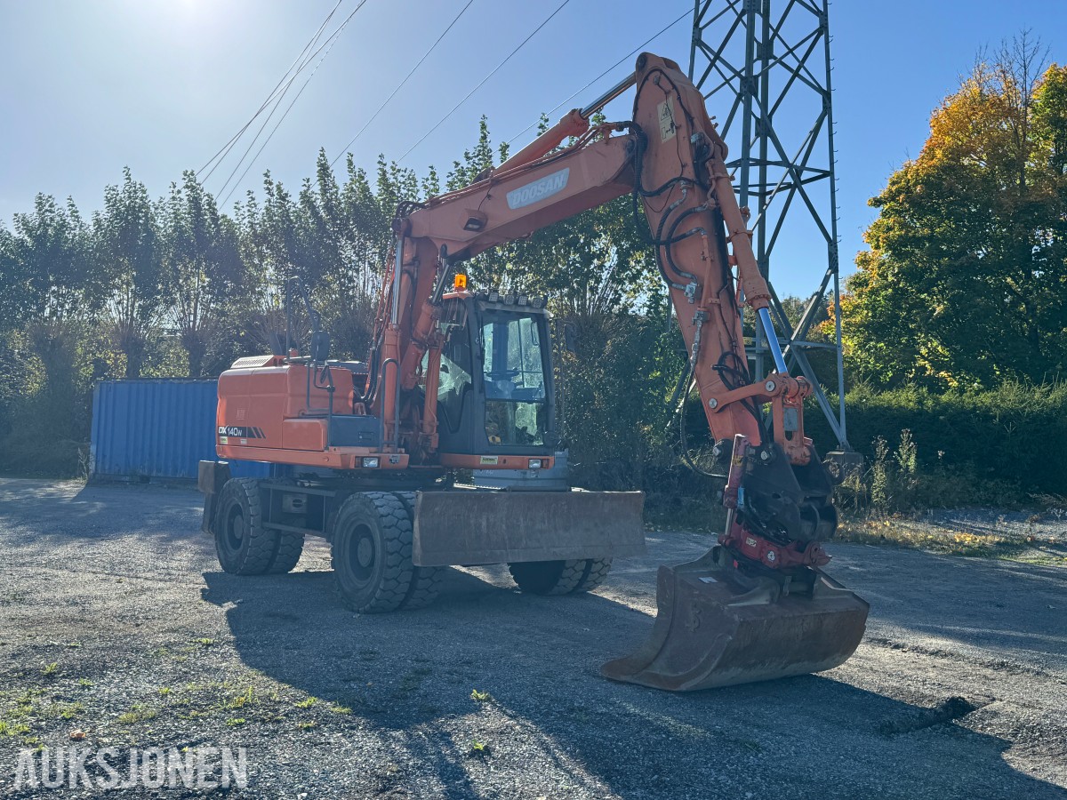 2013 Doosan DX140W-3 Hjulgraver, Engcon tiltrotator og pusseskuff