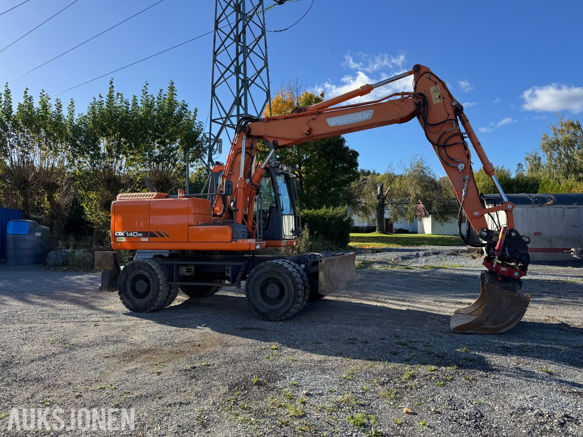 2013 Doosan DX140W-3 Hjulgraver, Engcon tiltrotator og pusseskuff