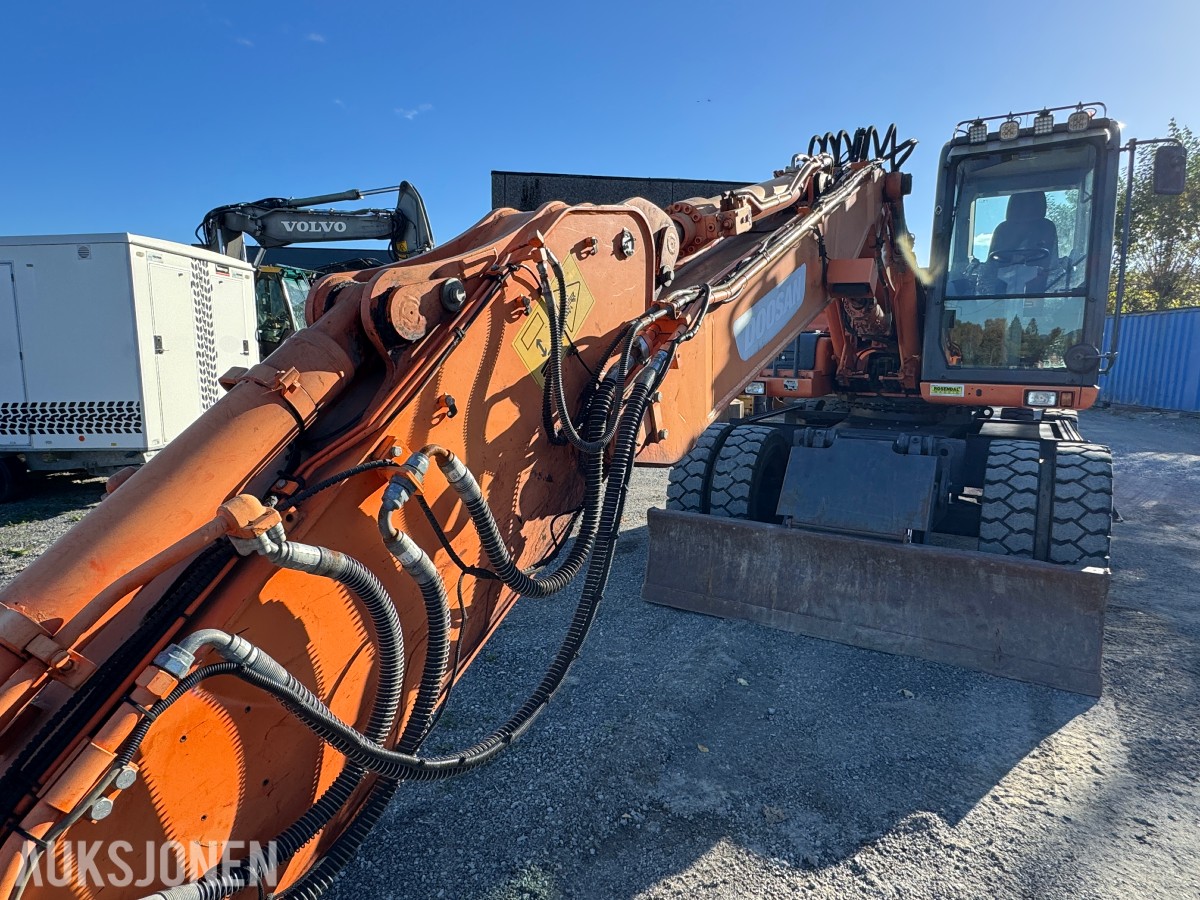 2013 Doosan DX140W-3 Hjulgraver, Engcon tiltrotator og pusseskuff