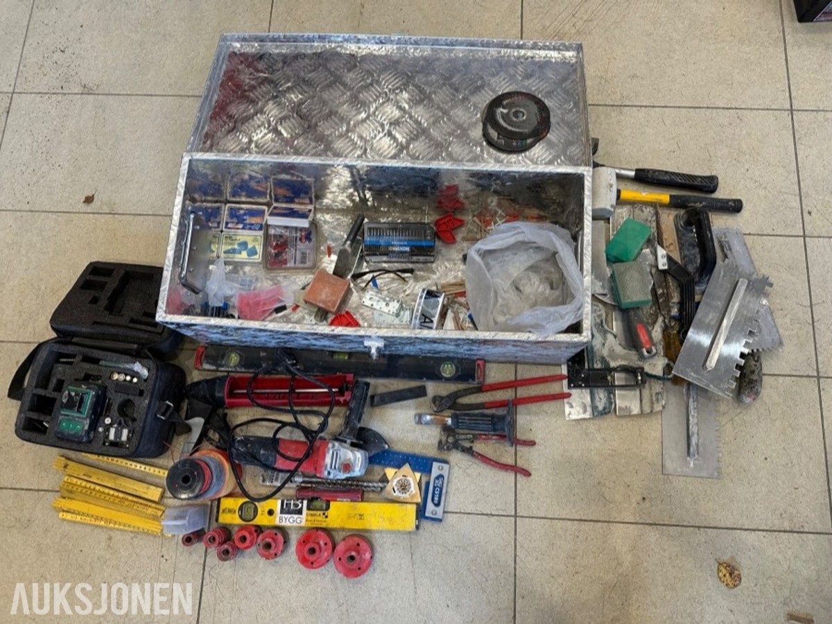 Verktøyparti med vinkelsliper, laservater, aluminiumskasse og håndverktøy