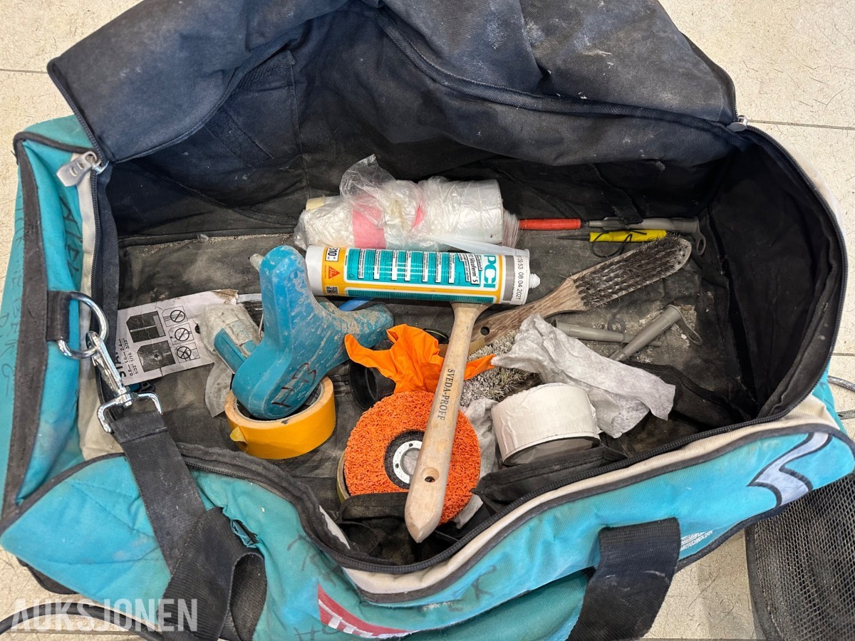 Verktøyparti med Hilti vinkelslipere, Makita verktøybag, laser og byggtørker