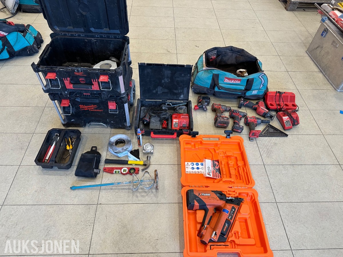 Verktøyparti med Milwaukee M18, Paslode spikerpistol, PACKOUT og Makita verktøybag