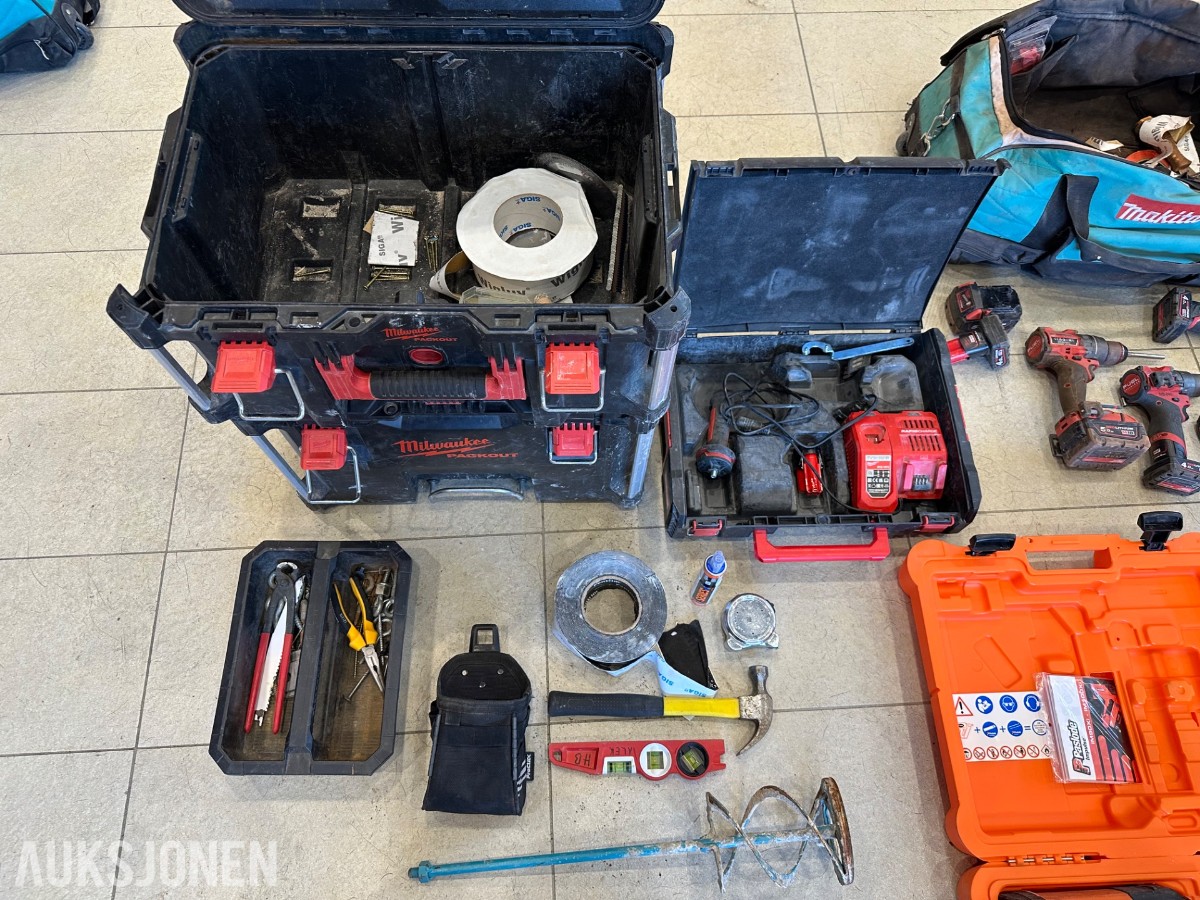 Verktøyparti med Milwaukee M18, Paslode spikerpistol, PACKOUT og Makita verktøybag