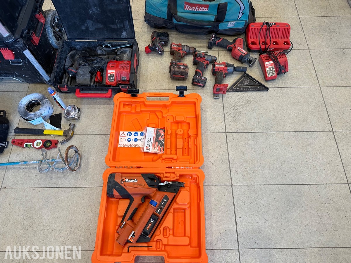 Verktøyparti med Milwaukee M18, Paslode spikerpistol, PACKOUT og Makita verktøybag