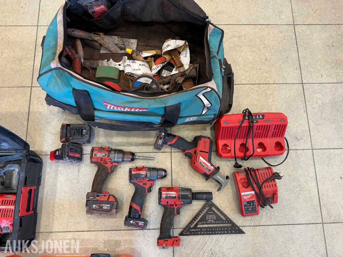 Verktøyparti med Milwaukee M18, Paslode spikerpistol, PACKOUT og Makita verktøybag