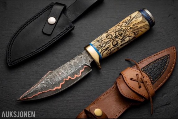 Håndlaget Damaskus Jaktkniv - Skull Edition - Kobber San Mai - Med 2 Lærslirer Skull Edition Damaskus 