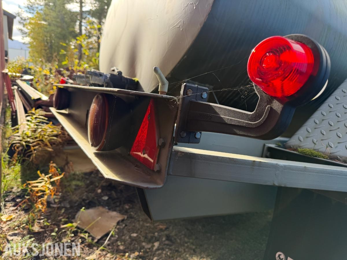 Tilhenger med vanntank på 950 Liter
