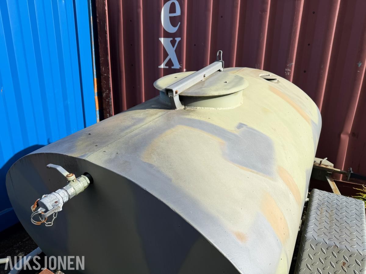 Tilhenger med vanntank på 950 Liter