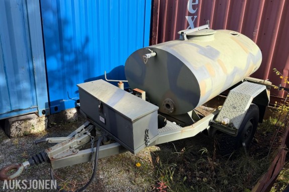 Tilhenger med vanntank på 950 Liter