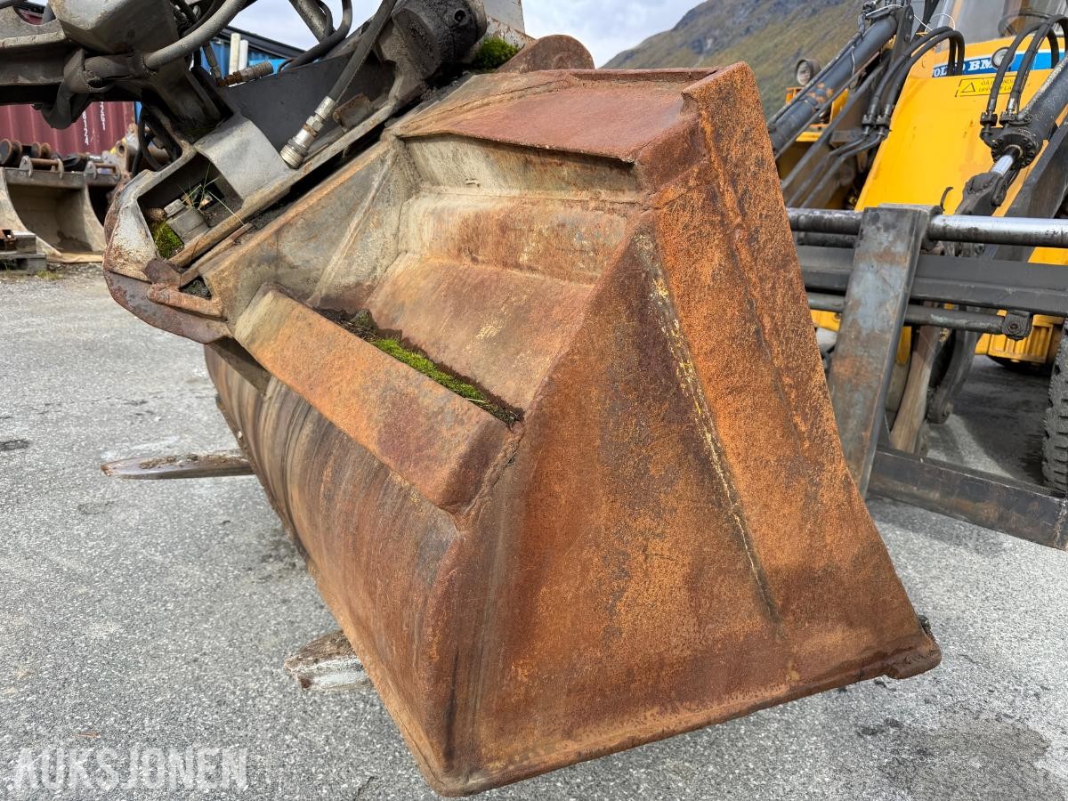 Pusseskuffe med hydraulisk tilt med B 27 feste
