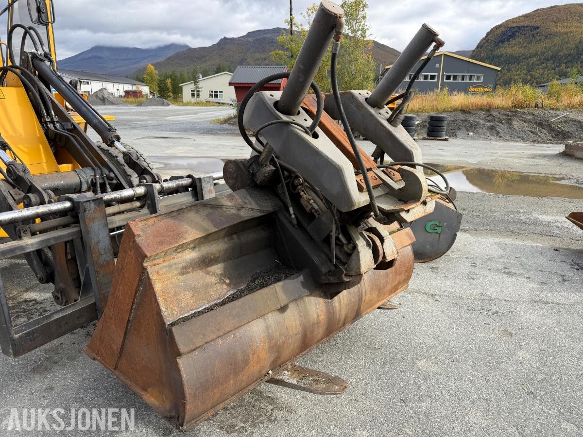 Pusseskuffe med hydraulisk tilt med B 27 feste