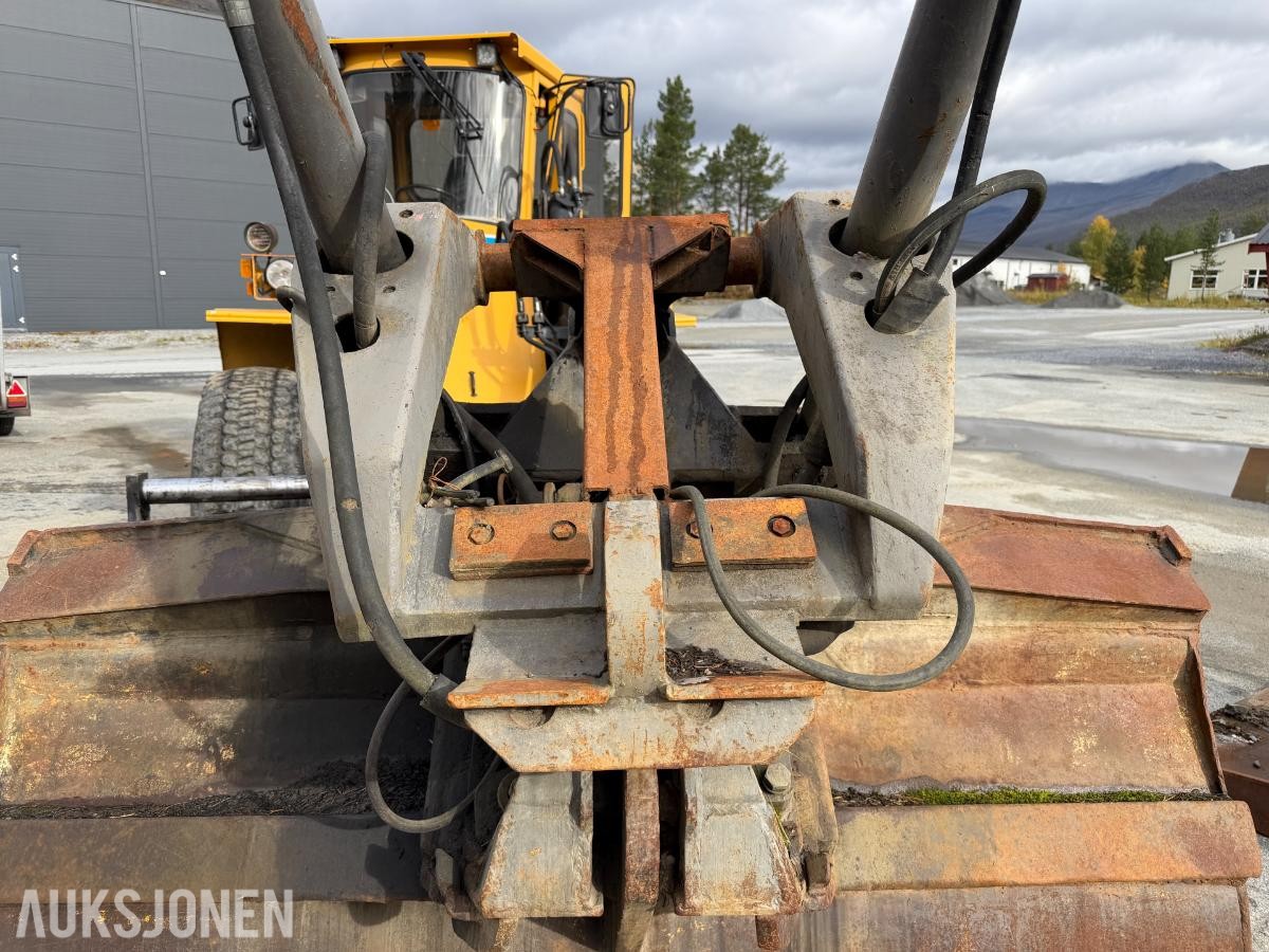 Pusseskuffe med hydraulisk tilt med B 27 feste