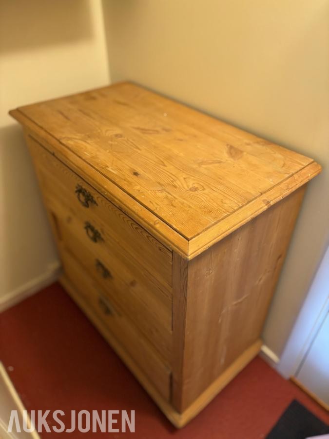 Antikk furukommode fra 1800-tallet – håndlaget, antatt originale dekorbeslag