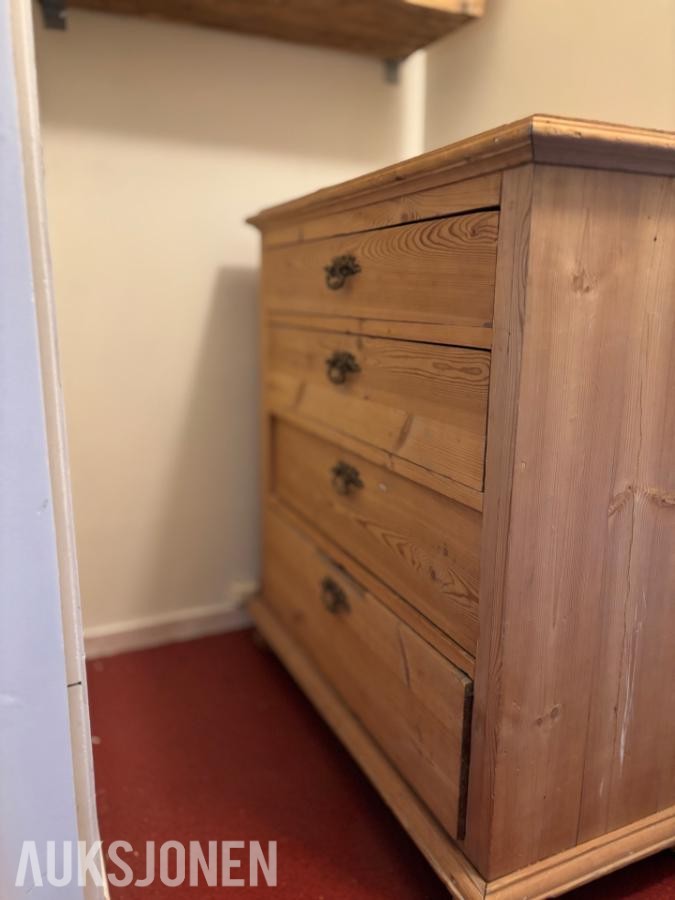 Antikk furukommode fra 1800-tallet – håndlaget, antatt originale dekorbeslag
