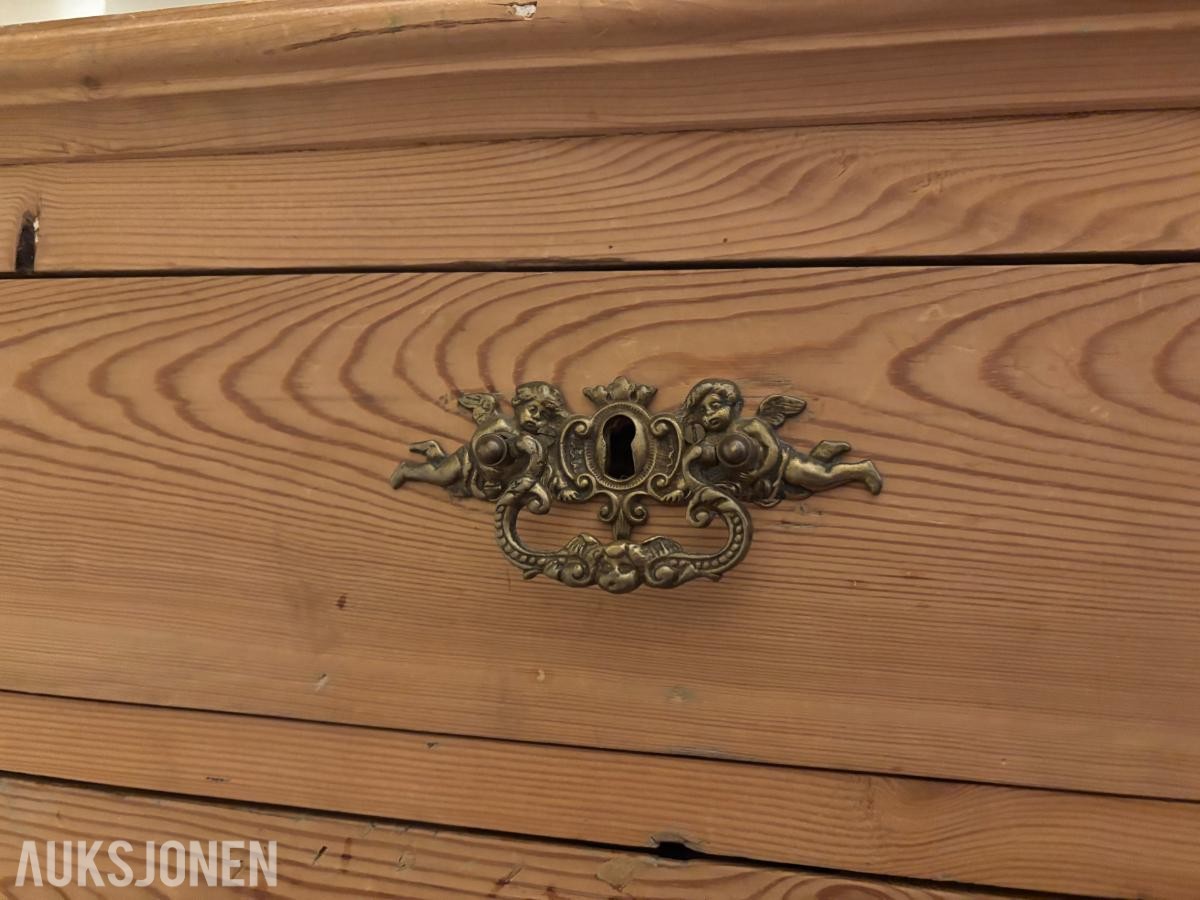 Antikk furukommode fra 1800-tallet – håndlaget, antatt originale dekorbeslag