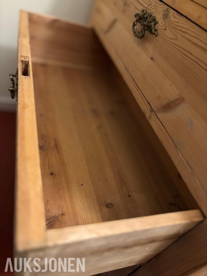 Antikk furukommode fra 1800-tallet – håndlaget, antatt originale dekorbeslag
