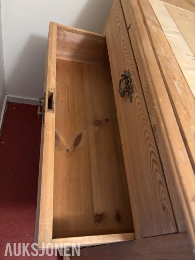Antikk furukommode fra 1800-tallet – håndlaget, antatt originale dekorbeslag