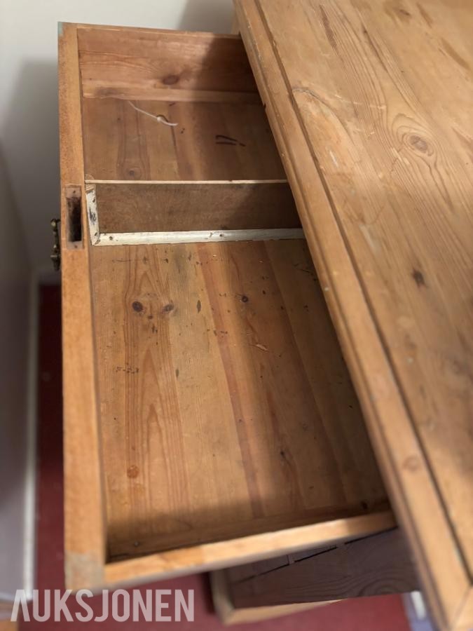 Antikk furukommode fra 1800-tallet – håndlaget, antatt originale dekorbeslag
