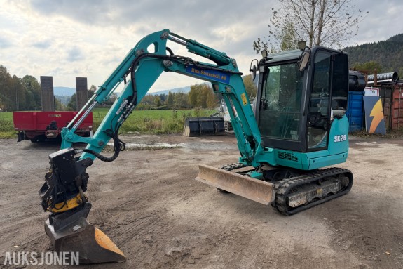 2019 Kobelco SK26-1E minigraver - 3 011 timer - Engcon EC204 tiltrotator - SB hurtigfeste S40A - SB pusseskuff 1000 - Smalskuff - Gummibelter