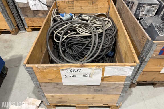 Skjøteledninger med industrikontakter - Blå CEE-kontakter - Svarte runde kontakter - Grå og hvite kabler