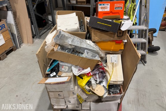 Stort parti Verktøy og utstyr DeWalt 3x360 linjelaser - Haubold og Duo-Fast spikerpistoler - Makita 6833 skruautomat - Makita 18 V verktøy
