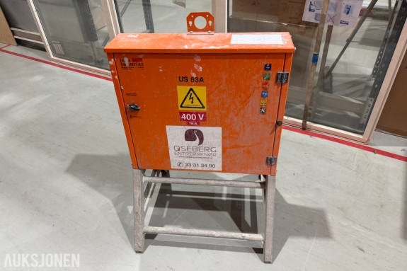 Holte Industri US 63A byggestrømsentral - 63A 400V - IP44 - Blå og røde CEE-uttak - Stativ