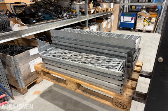 Galvaniserte trappetrinn - gitterrist med neseprofil - strekkmetall - sideplater med boltehull - lengde omtrent 92 til 100 cm