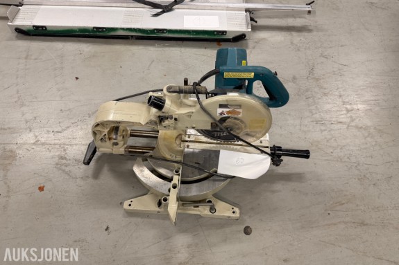 Makita kapp- og gjærsag med glideskinner - 230 V - Dreibart bord med gradskala - Sagblad montert