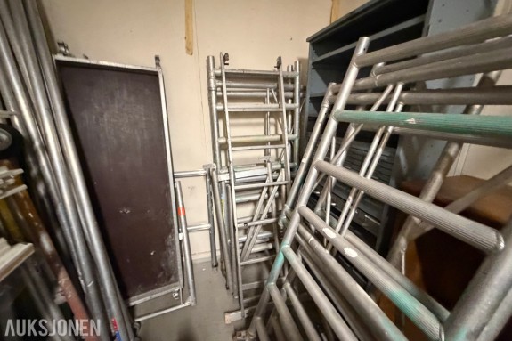 Wibe MaxProf rullestillas i aluminium - 2 stk arbeidsplattformer - sperrebukker - trillebår - arbeidslys på stativ