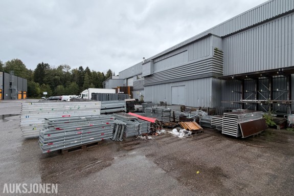 Stort parti Jamax stillas - galvaniserte rammer - aluminiumsplattformer med finér - rekkverk og diagonaler - bunnskruer