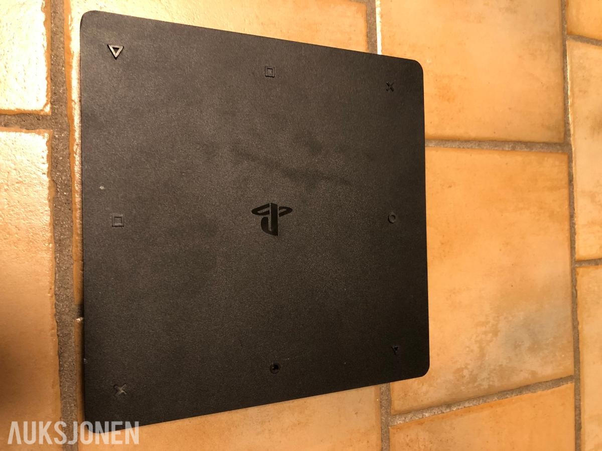 PlayStation 4 slim med 3 kontroller