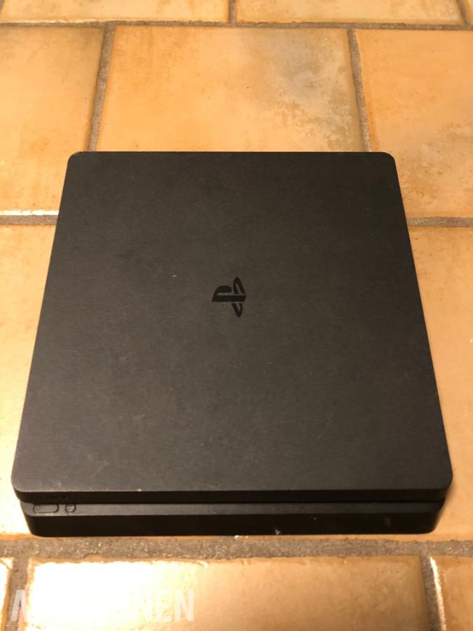 PlayStation 4 slim med 3 kontroller