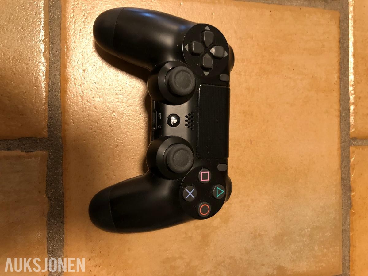 PlayStation 4 slim med 3 kontroller