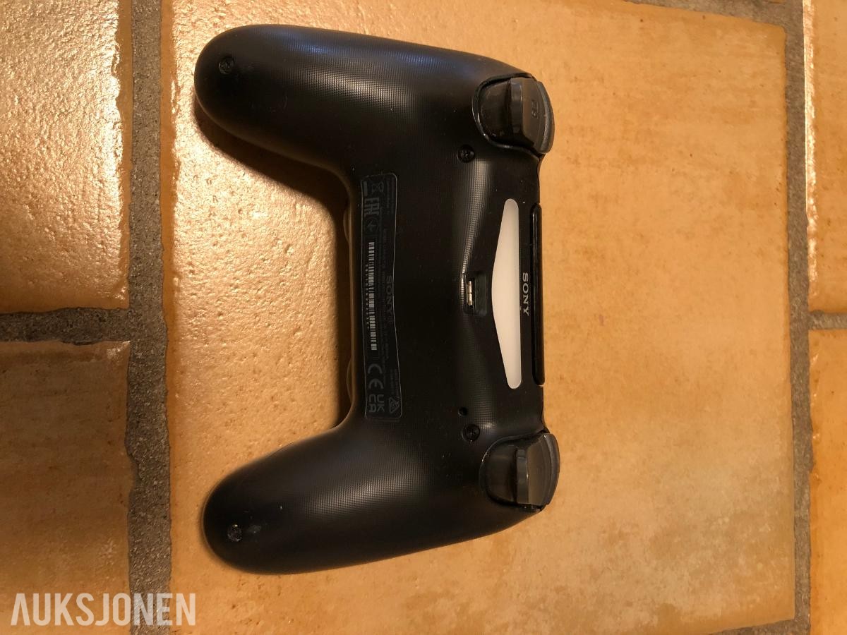 PlayStation 4 slim med 3 kontroller