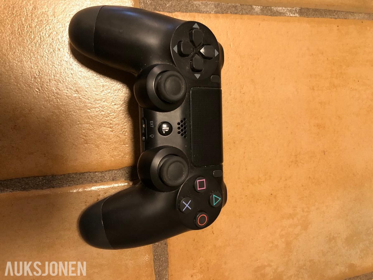 PlayStation 4 slim med 3 kontroller