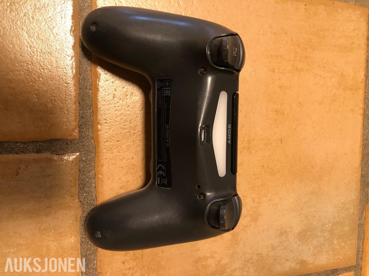 PlayStation 4 slim med 3 kontroller