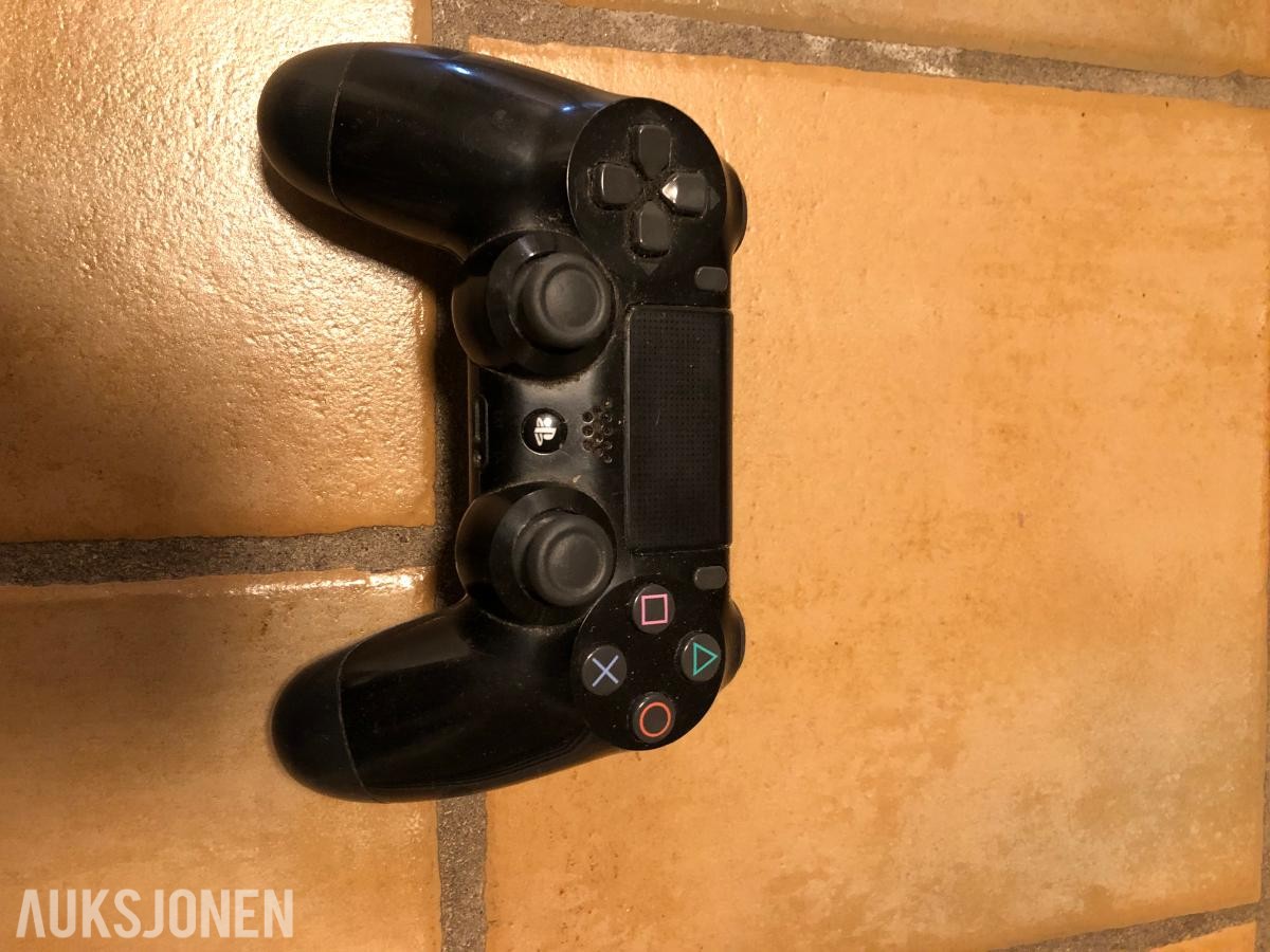 PlayStation 4 slim med 3 kontroller