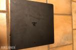 PlayStation 4 slim med 3 kontroller