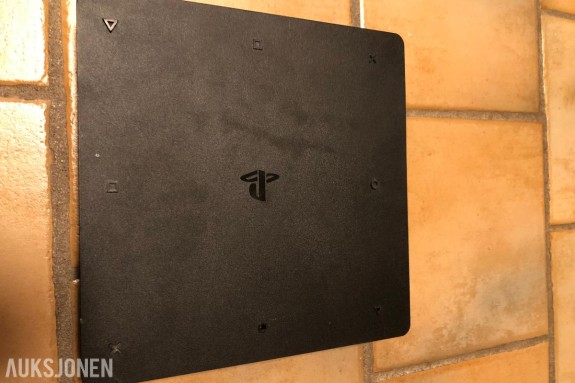 PlayStation 4 slim med 3 kontroller