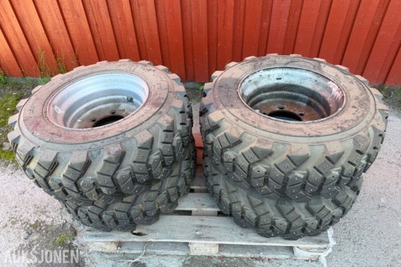 12 x 16,5 Anleggsdekk m/pigg til kompaktlaster (Boltsirkel: 205 mm. Senter: 185 mm.)