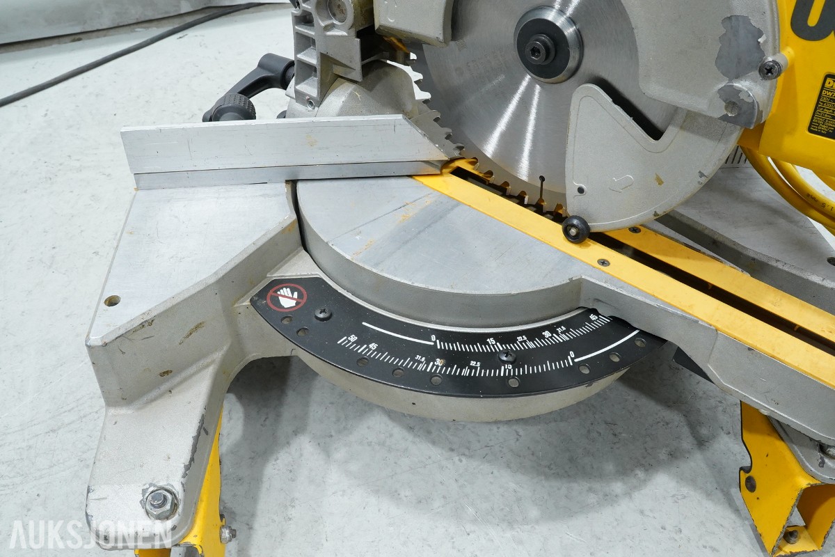 2 stk DeWalt kapp- og gjærsag DW777 - 216 mm