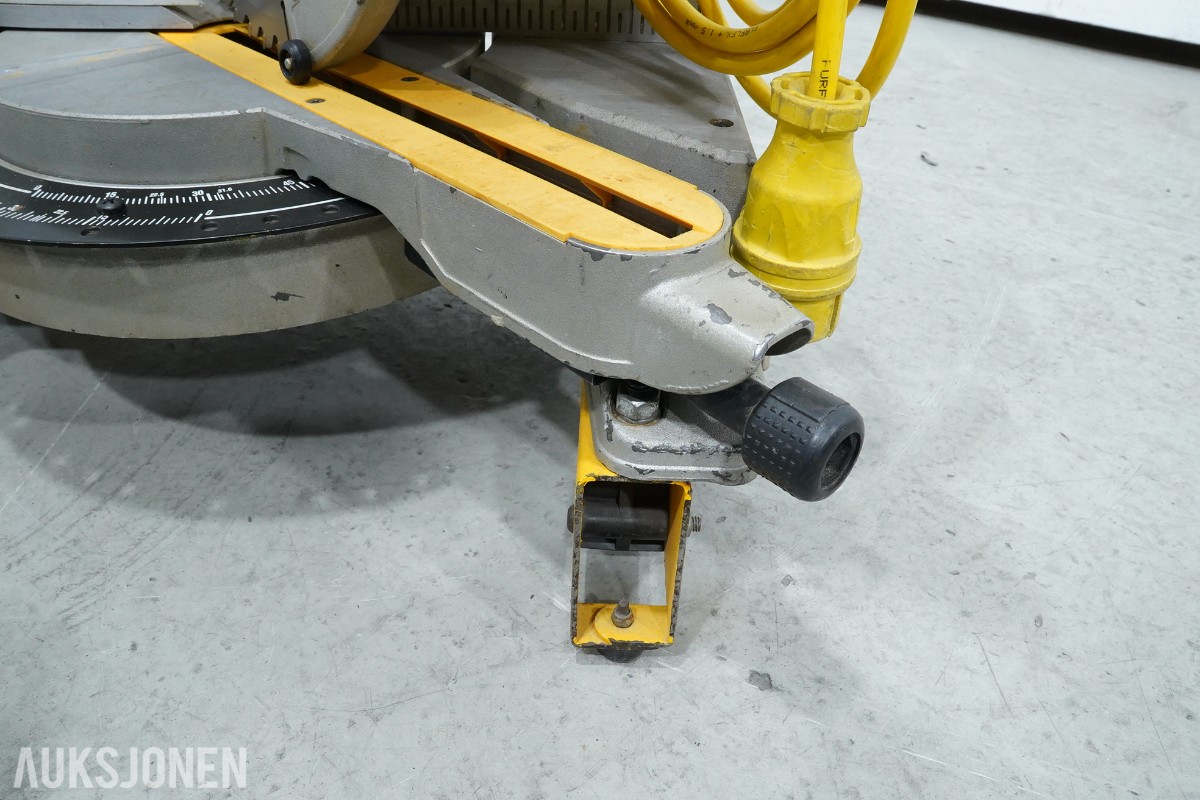 2 stk DeWalt kapp- og gjærsag DW777 - 216 mm