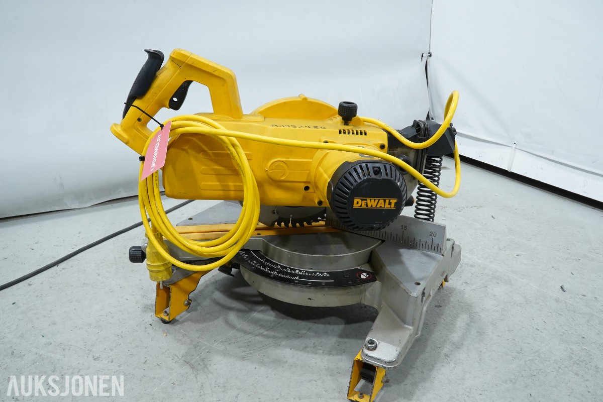 2 stk DeWalt kapp- og gjærsag DW777 - 216 mm