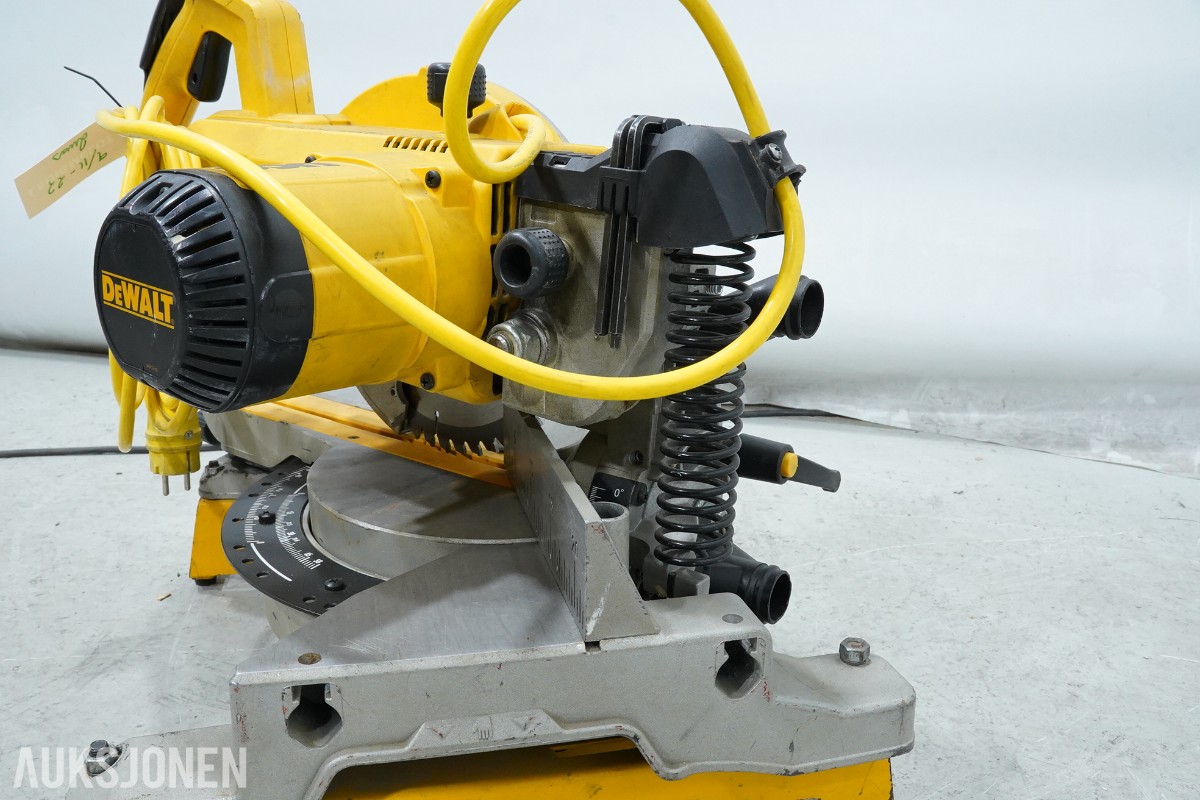 2 stk DeWalt kapp- og gjærsag DW777 - 216 mm