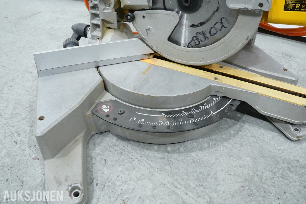 2 stk DeWalt kapp- og gjærsag DW777 - 216 mm