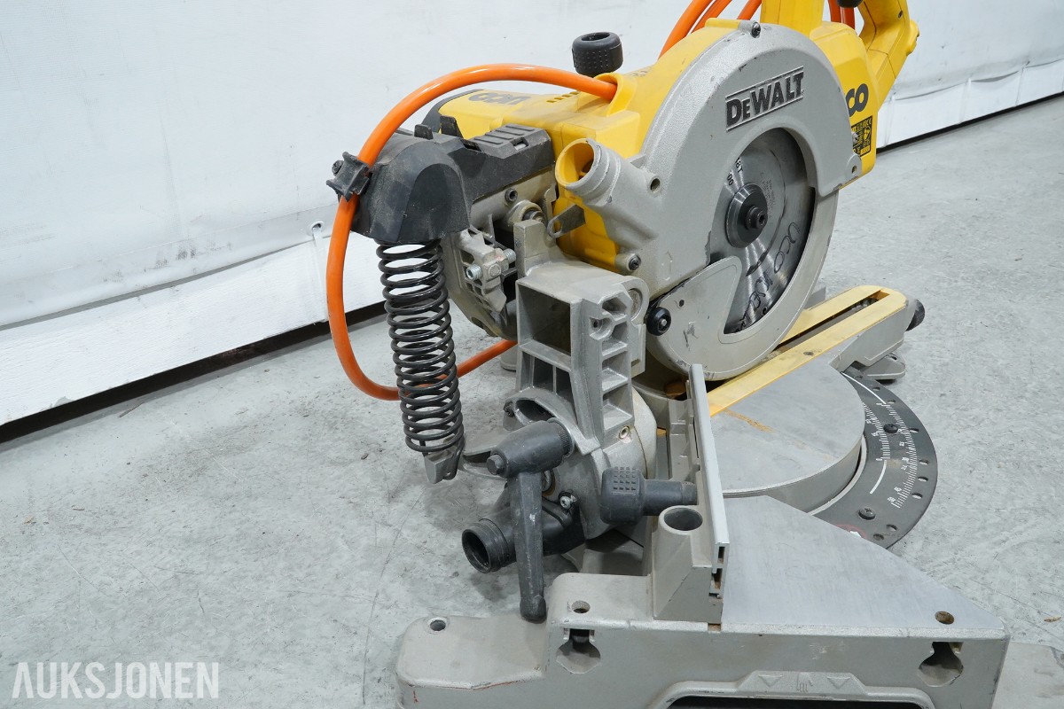2 stk DeWalt kapp- og gjærsag DW777 - 216 mm