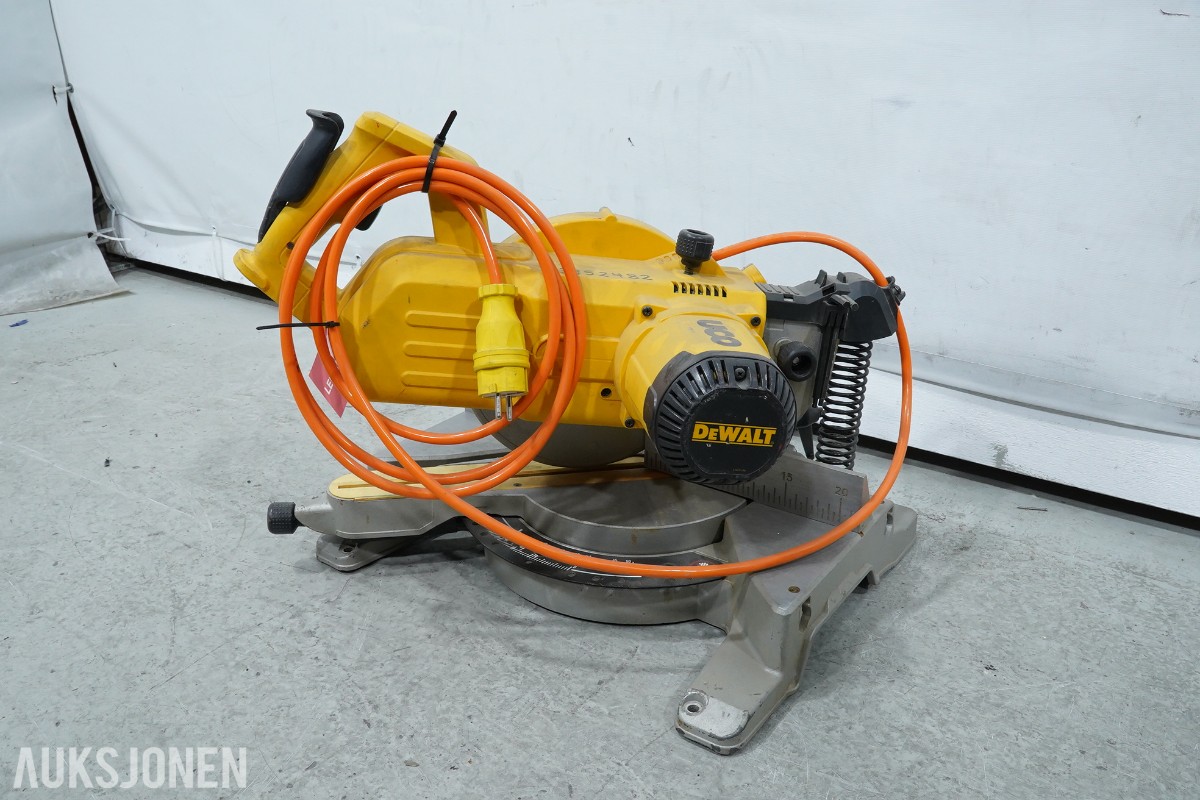 2 stk DeWalt kapp- og gjærsag DW777 - 216 mm