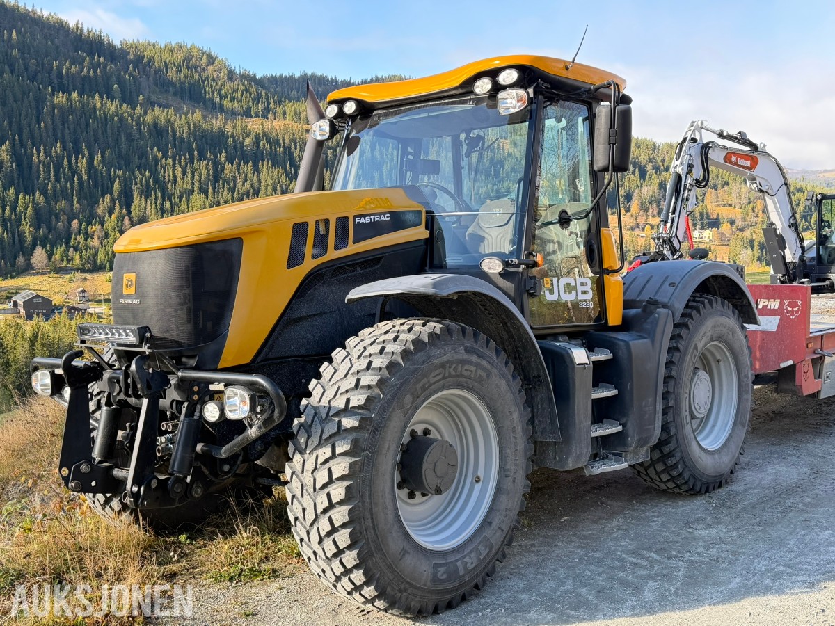 2012 JCB Fastrac 3230 traktor